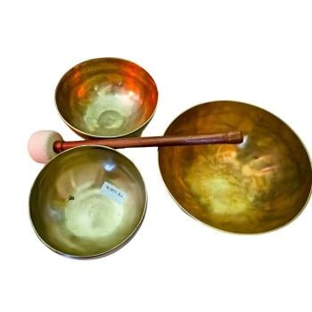 Im Jetzt - Erdung, Ausgleich, Licht - Set aus 3 Klangschalen, für Meditation & sanfte Klangarbeit mit Kindern und Jugendlichen Ø 16,3 - 21,9 cm, 2,34 kg