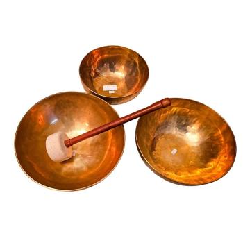 Fundament unten. Bewegung in der Mitte. Klarheit oben - XXL Klangmassage Set aus 3 Klangschalen, Ø 20,8 - 27,6 cm, 4,43 kg