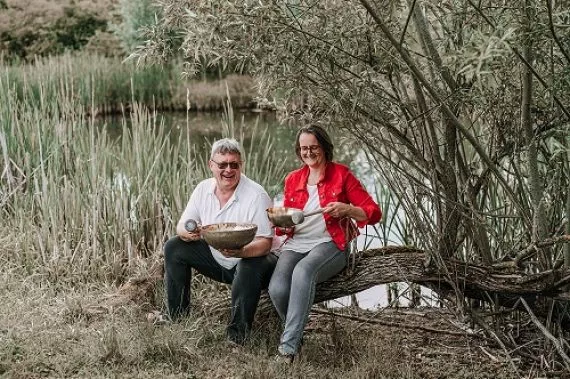 Frank und Christina Plate mit Klangschalen